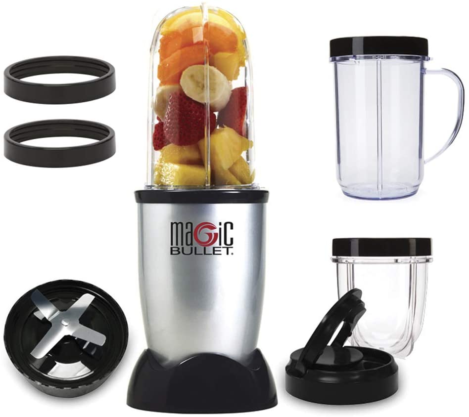 Mini blender présenté avec ses accessoires séparés, bloc lame à quatre branches, joints en caoutchouc de rechange et gobelets